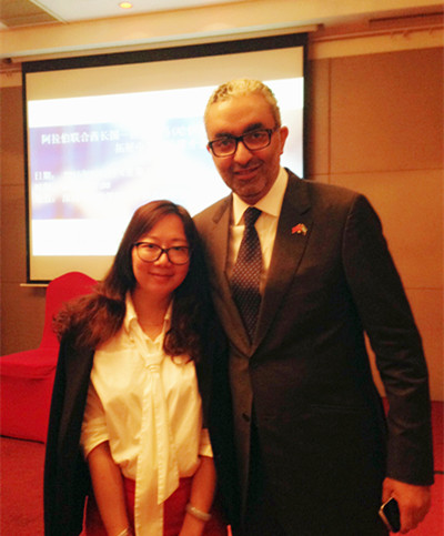  港豐集團CEO魏曉嶸與拉斯海馬自貿區(qū)主席艾哈邁德親王在推介會現(xiàn)場