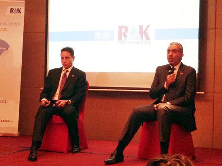 拉斯海馬自貿區(qū)主席艾哈邁德親王與署理CEO拉米?加拉德介紹拉斯海馬自貿區(qū)投資環(huán)境及投資優(yōu)勢