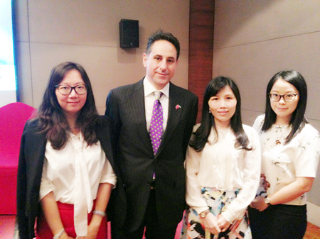 （左起）港豐集團CEO魏曉嶸與自貿區(qū)署理CEO拉米?加拉德、港豐集團副總葉惠霞、港豐集團業(yè)務總監(jiān)李瑞琪現(xiàn)場洽談