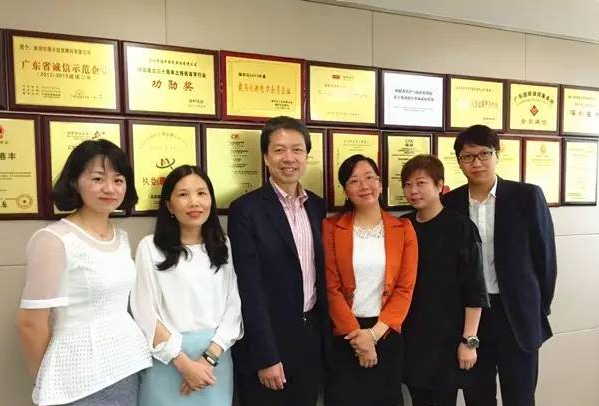 恒生銀行高級副總裁蔡爾全、港豐CEO魏曉嶸與恒生銀行高管合影