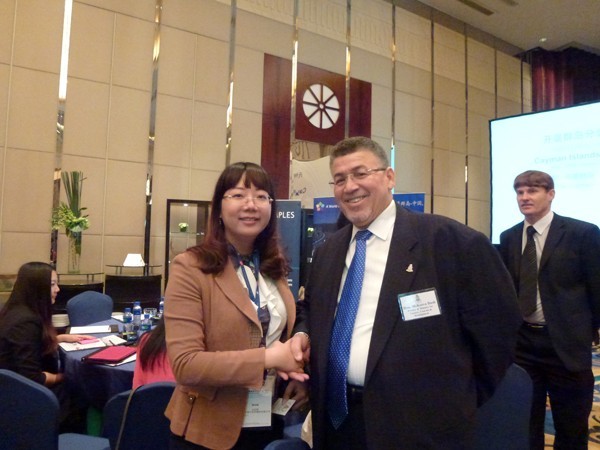 港豐集團創(chuàng)辦人 魏曉嶸Wendy Wei在2012中國離岸金融峰會上做現(xiàn)場主題演講